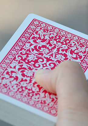 Hand hält Karten