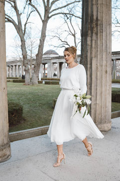 Braut alleine vor der Hochzeit – natürlicher Moment Hochzeitsfotografie
