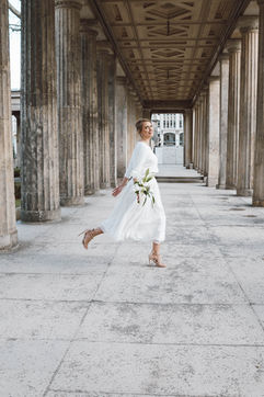 Braut alleine vor der Hochzeit – natürlicher Moment Hochzeitsfotografie