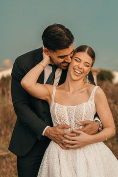 Brautpaar lacht bei Destination Wedding