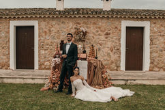 Editorial Aufnahme von Brautpaar vor Cake Table bei Destination Wedding Mallorca