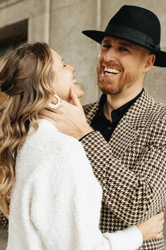 Detailmoment einer standesamtlichen Hochzeit in Berlin