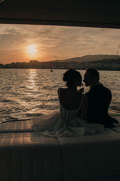 Brautpaar Portrait auf einer Yacht – Destination Wedding Europa