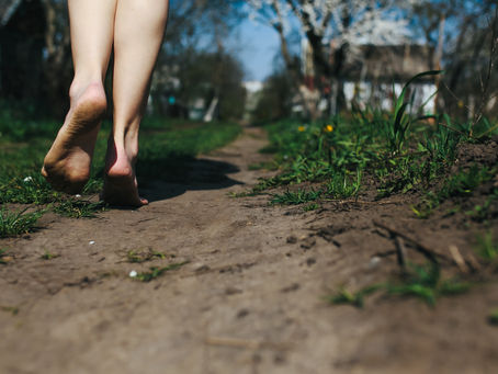 Les bienfaits santé de la marche pieds nus