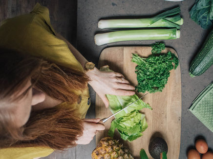 Rachael Robinson, fertility nutritionist chopping food 
