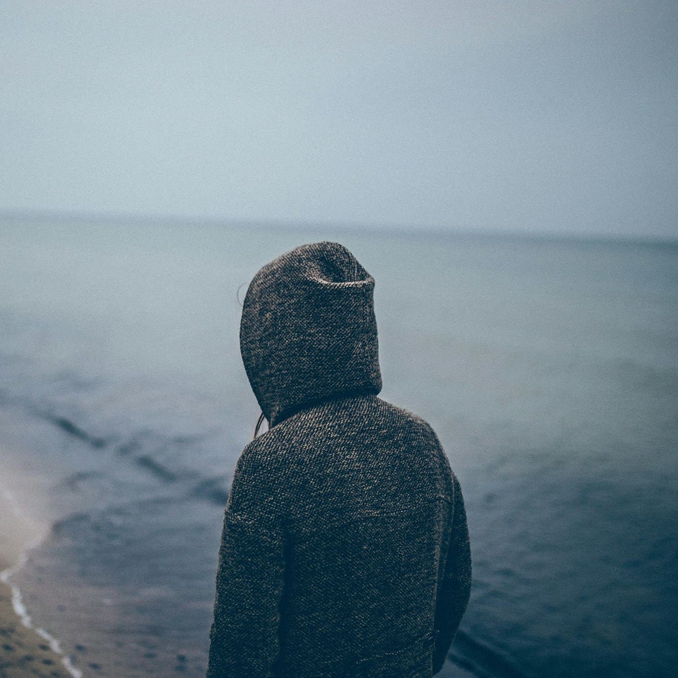 一個人悲傷地看海