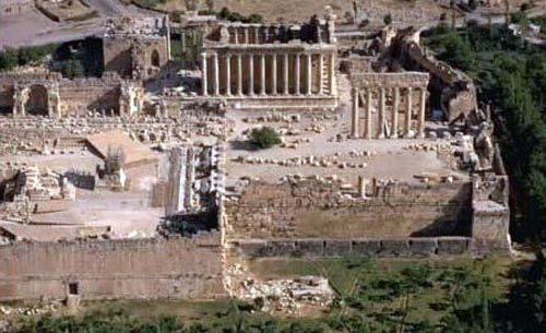 Several other large stones are visible along the (front-right) Northern wall...