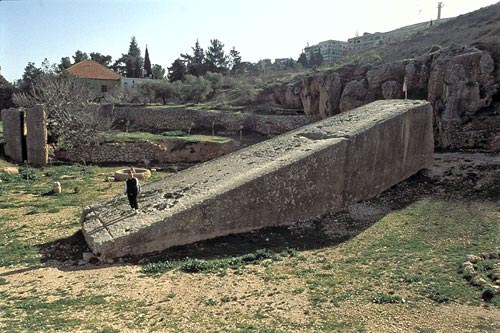 Stone of the Pregnant Woman, weighing approximately 1000 tons.