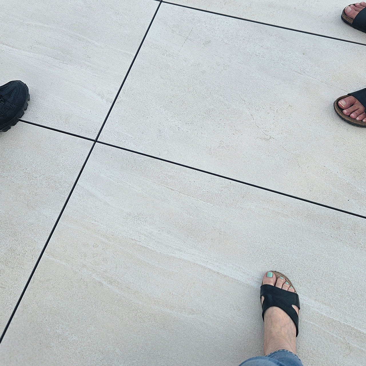 תוצאה סופית של ריצוף חוץ סביב בריכה – קווים נקיים וגימור מדויק