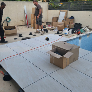 עבודות ריצוף סביב בריכה – שלב ביצוע בשטח במהלך שיפוץ