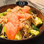 Carpaccio de saumon, nouilles soba au citron vert, épinards et avocat