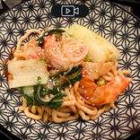 Wok de scampis aux oignons, nouilles udon et pakchoï