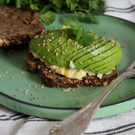 Toasts aux oeufs brouillés, avocat et coriandre