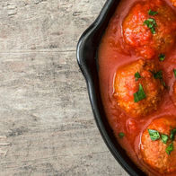 Boulettes de riz aux lentilles, sauce salsa et guacamole