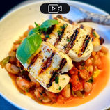 Haricots blancs à la tomate, halloumi grillé aux herbes et pain grillé