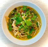 Soupe asiatique au poulet, nouilles et gingembre