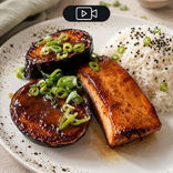 Saumon rôti, aubergine laquée au miso et riz au sésame