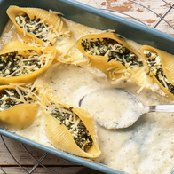 Conchiglioni farcis à l'agneau sur lit d'épinards au parmesan