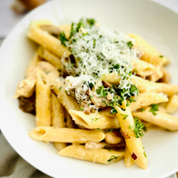 Pâtes au poulet, sauce crémeuse aux champignons