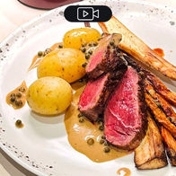 Magret de canard, sauce au poivre, légumes rôtis et écrasé de pomme de terre