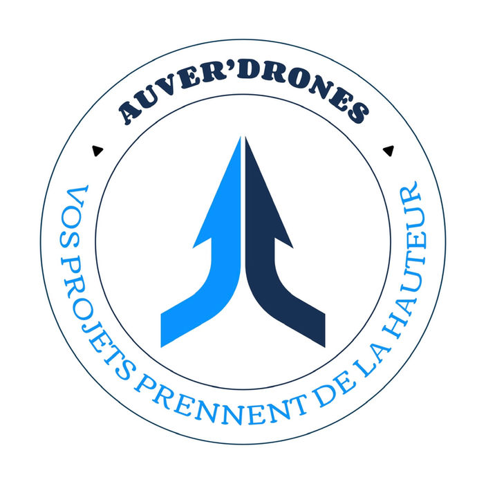 Le logo AUVER’Drones traduit l’identité d’une entreprise spécialisée dans les prestations professionnelles par drone. Sa conception repose sur deux éléments graphiques ascendants en dégradé de bleu, évoquant l’élévation, la précision et la maîtrise technique.
La dénomination « AUVER’Drones » structure clairement l’identité visuelle, tandis que la signature « Vos projets prennent de la hauteur » exprime le positionnement de l’entreprise et son accompagnement sur des missions techniques, industrielles et de valorisation.
L’ensemble adopte une esthétique moderne, sobre et lisible, en cohérence avec les valeurs de rigueur, de performance, d’innovation et de qualité portées par AUVER’Drones.