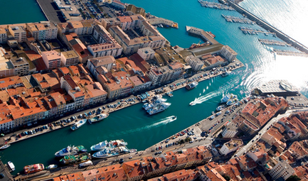 Photo du canal principal de Sète, montrant ses toits en tuiles rouges. Cette photo capturée par drone illustre les possibilités qu’un drone peut capturer pour la promotion touristique et l’inspection urbaine.