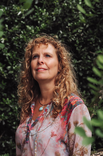 Dorinda, ervaren overgangscoach en hypnotherapeut , die vrouwen begeleidt naar een leven vol zelfvertrouwen en zingeving.