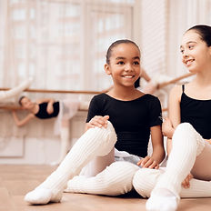 jovens-bailarinas-descansam-durante-um-i
