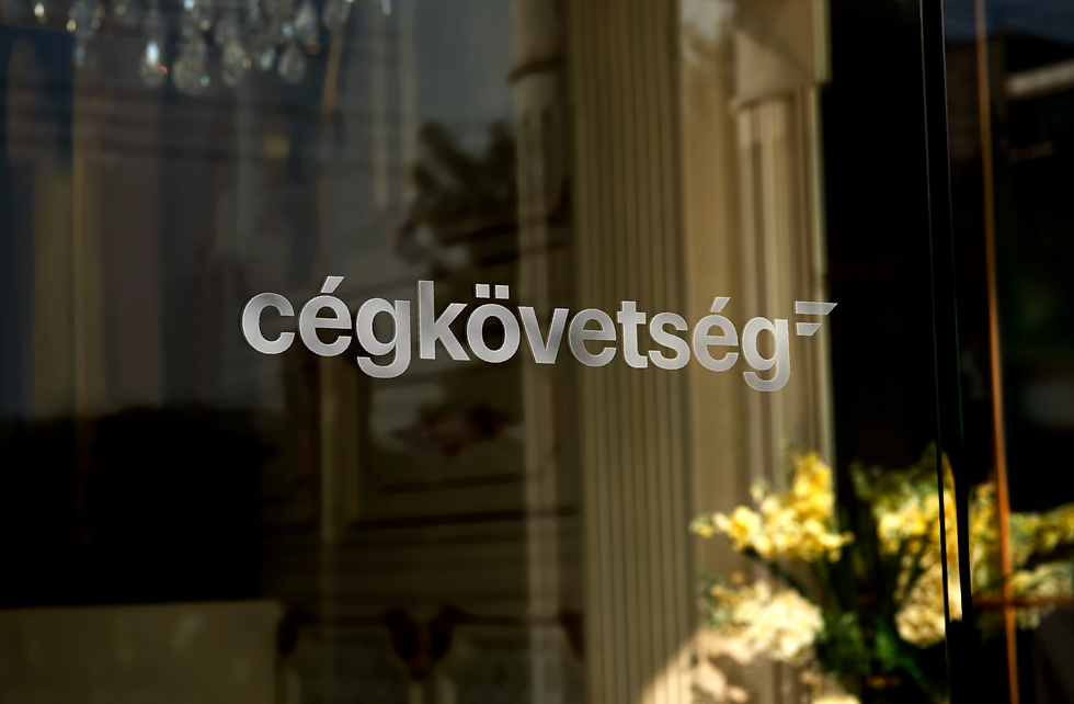 A Cégkövetség márka logója egy üvegajtóra matricaként felragasztva.