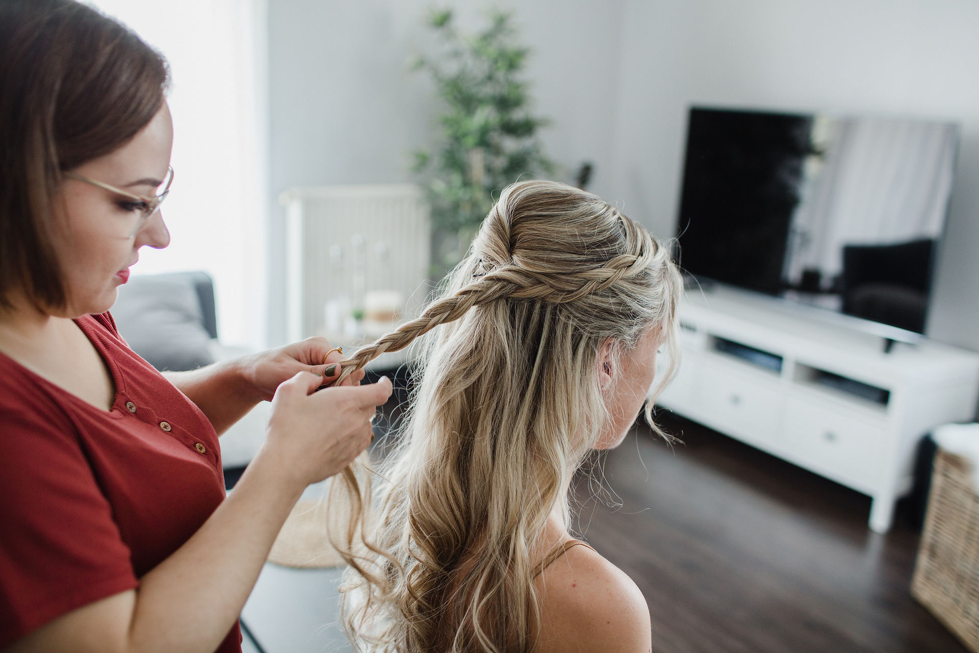 Tuto coiffure facile : demi-attache pour mariage