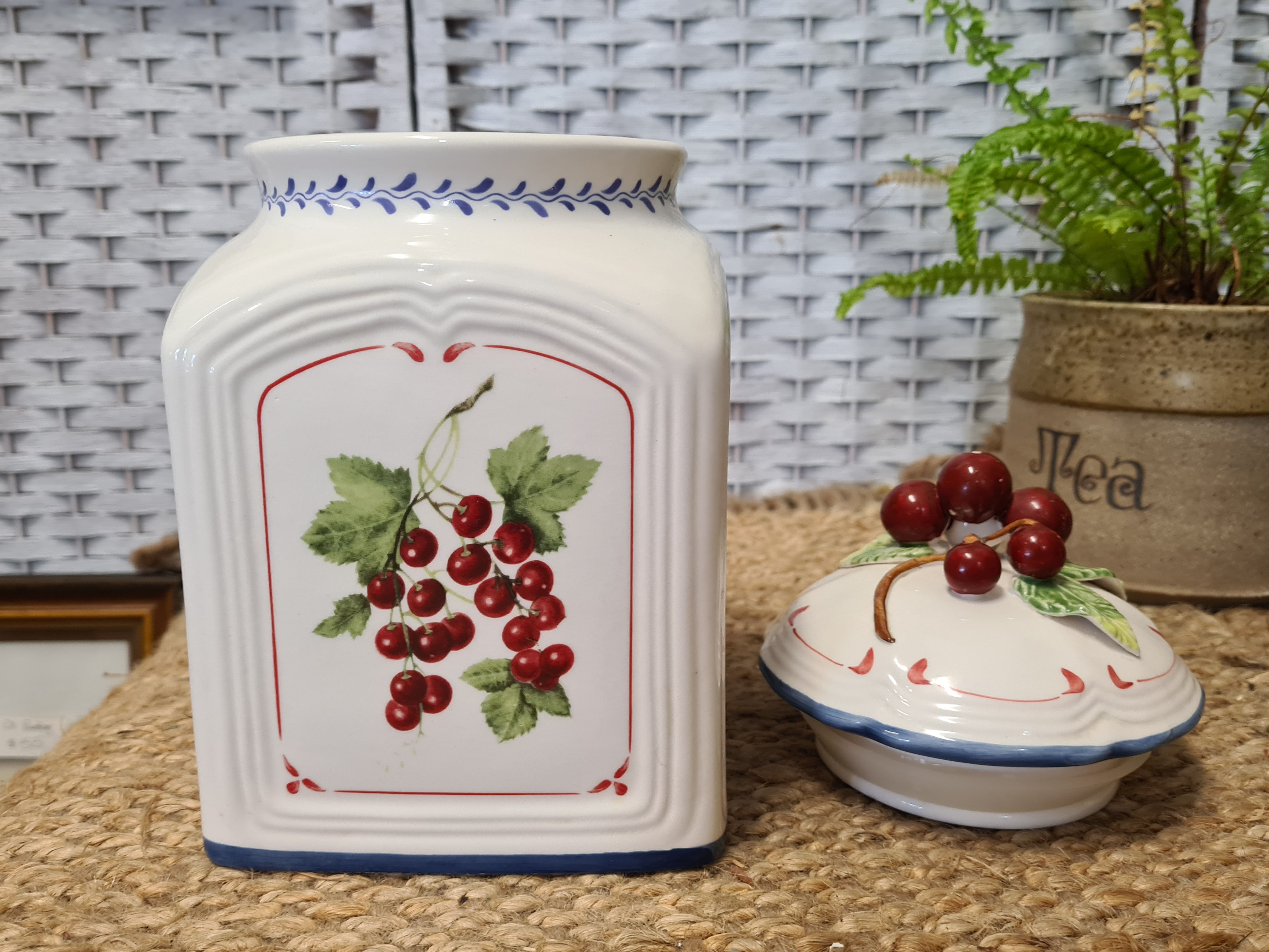 1x Villeroy and Boch Cottage Charm Large Cookie Jar Storage Canister Cherries
