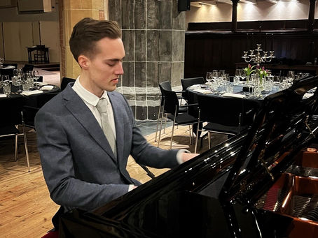 How I Landed My First Professional Piano Gig