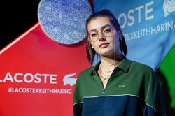 A atriz Jessica-Jane Clement