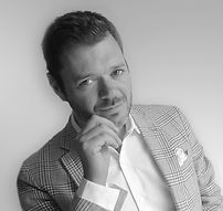 Alessandro Serafini, владелец Serafini, руководит командой и распространяет видение компании, помогая дизайнерам своими знаниями о мраморе