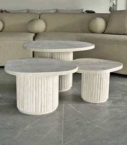 Table en Travertin Volubilis poli, pierre naturelle élégante et résistante pour intérieur