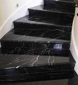 Escalier en marbre noir de Khénifra, pierre naturelle marocaine élégante et résistante, idéale pour