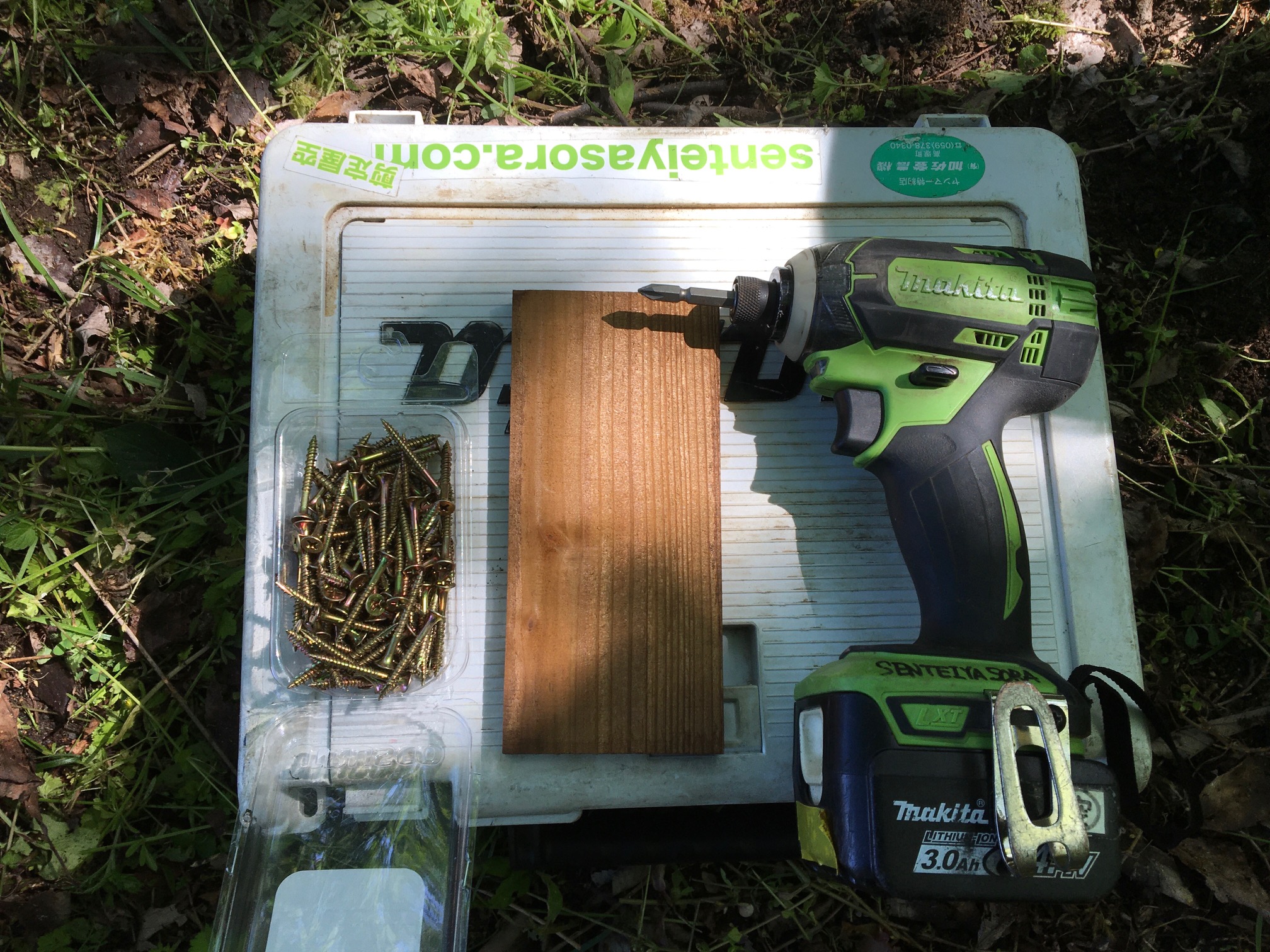 Eco-stack step 1: connecting pallets with boards — Sentei-ya Sora, Mie