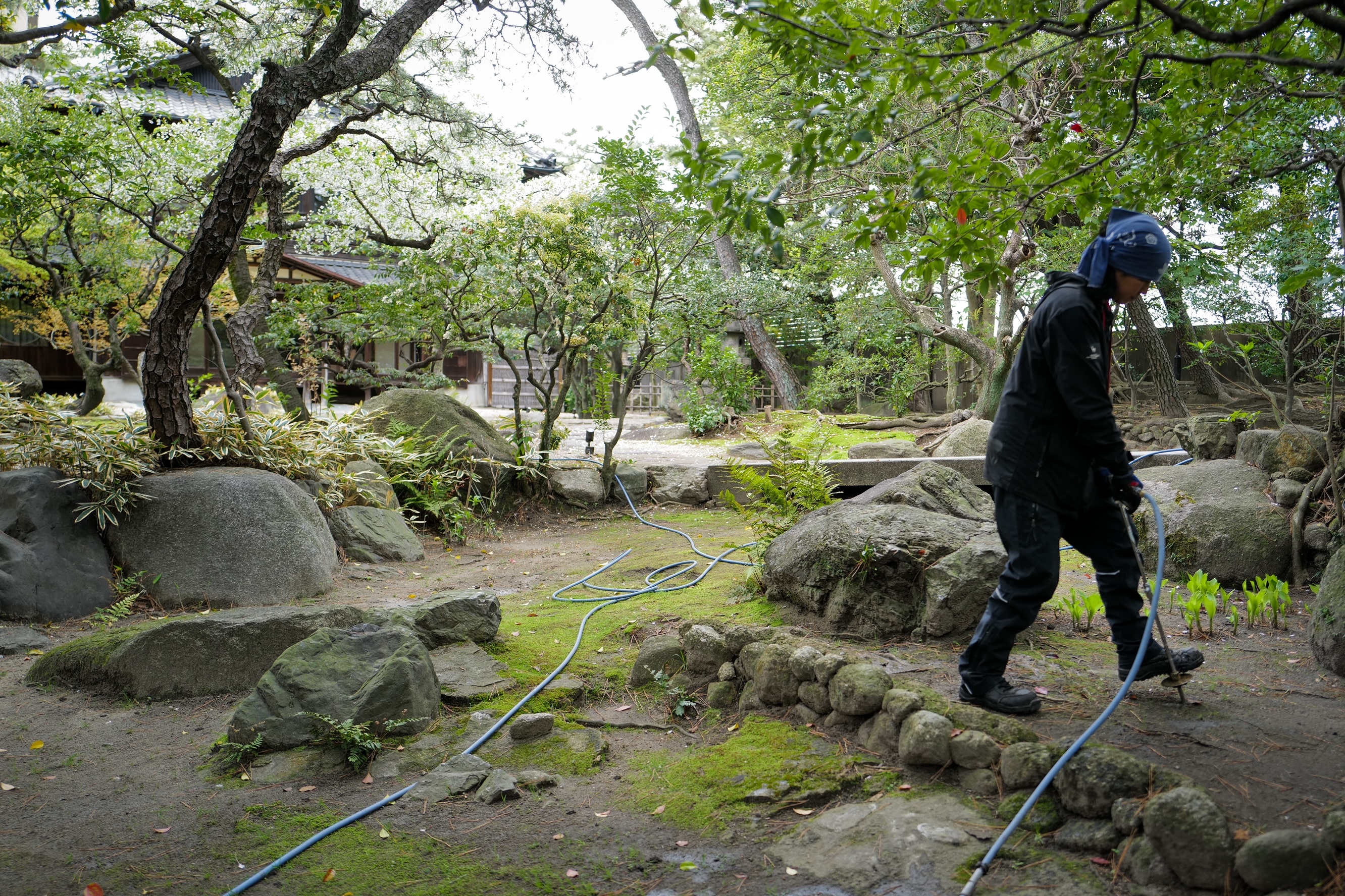 土中灌注作業。ポアーノズルを差し込み、高圧で水と資材を注入する。