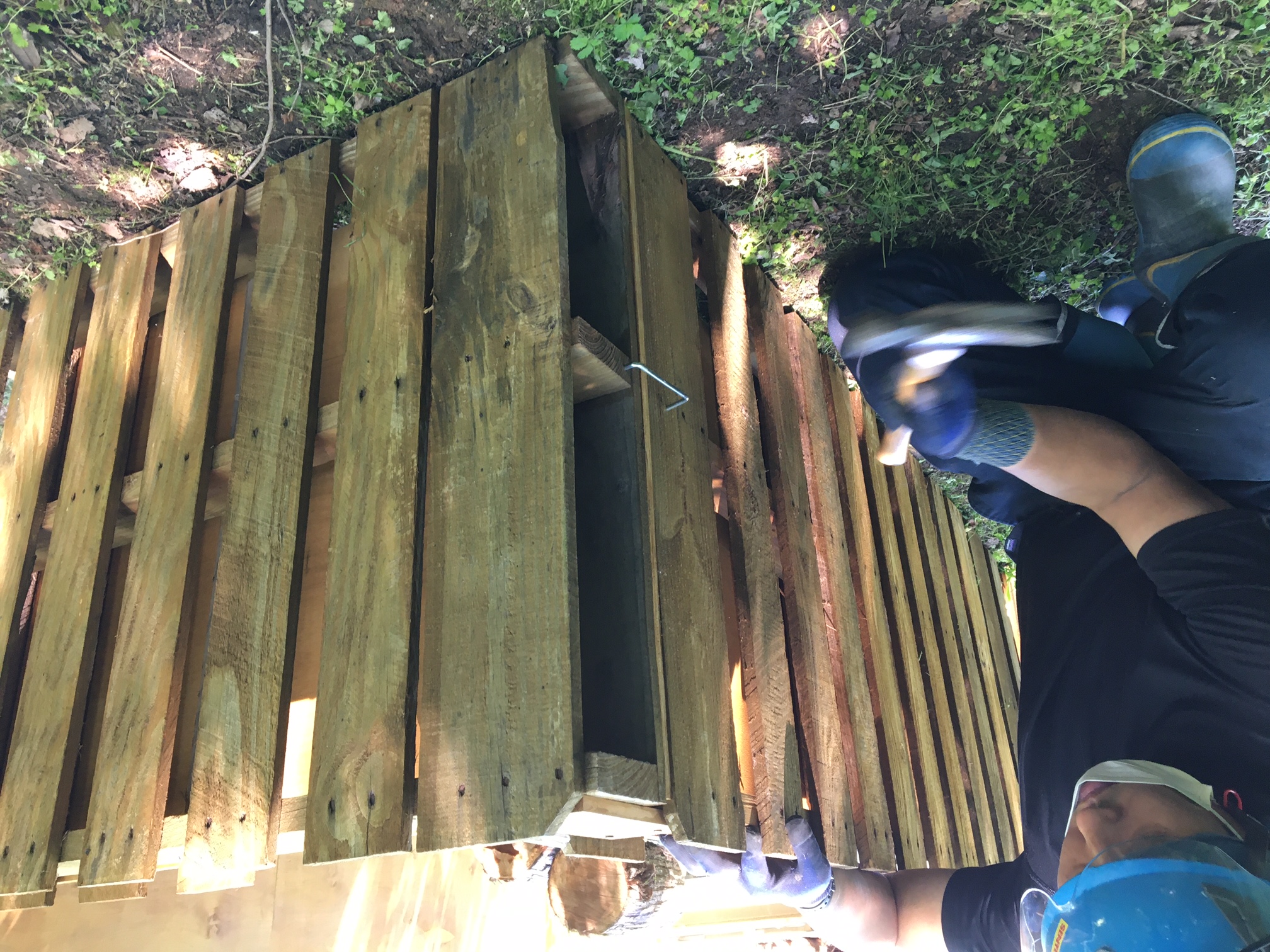 Connect the verticals to the interior with a connecting board for the corners. If there are unstable elements, drive stakes to stabilize them (not done this time).