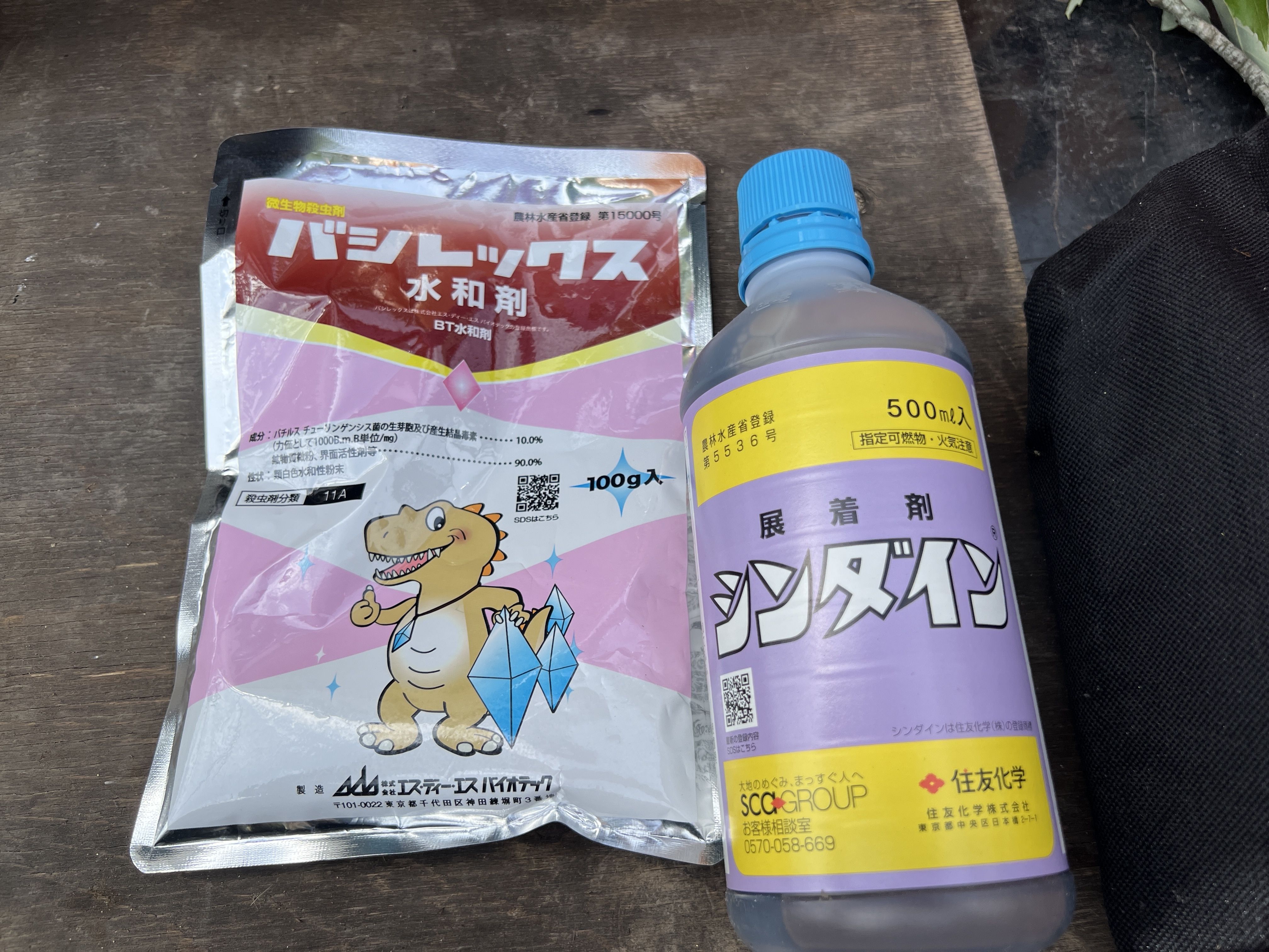ユニッククレーンでクヌギ高木に消毒散布