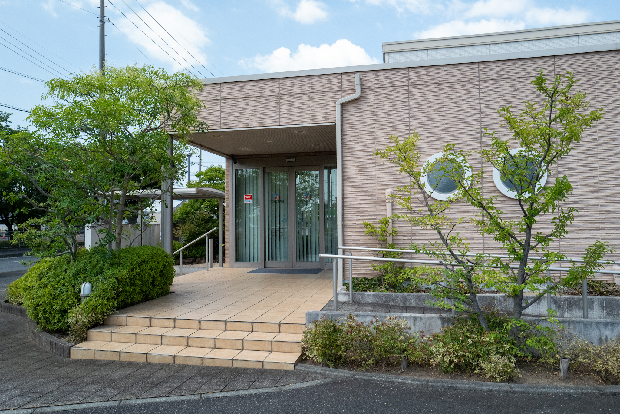 剪定を終えたさくらじま内科様の玄関前緑地