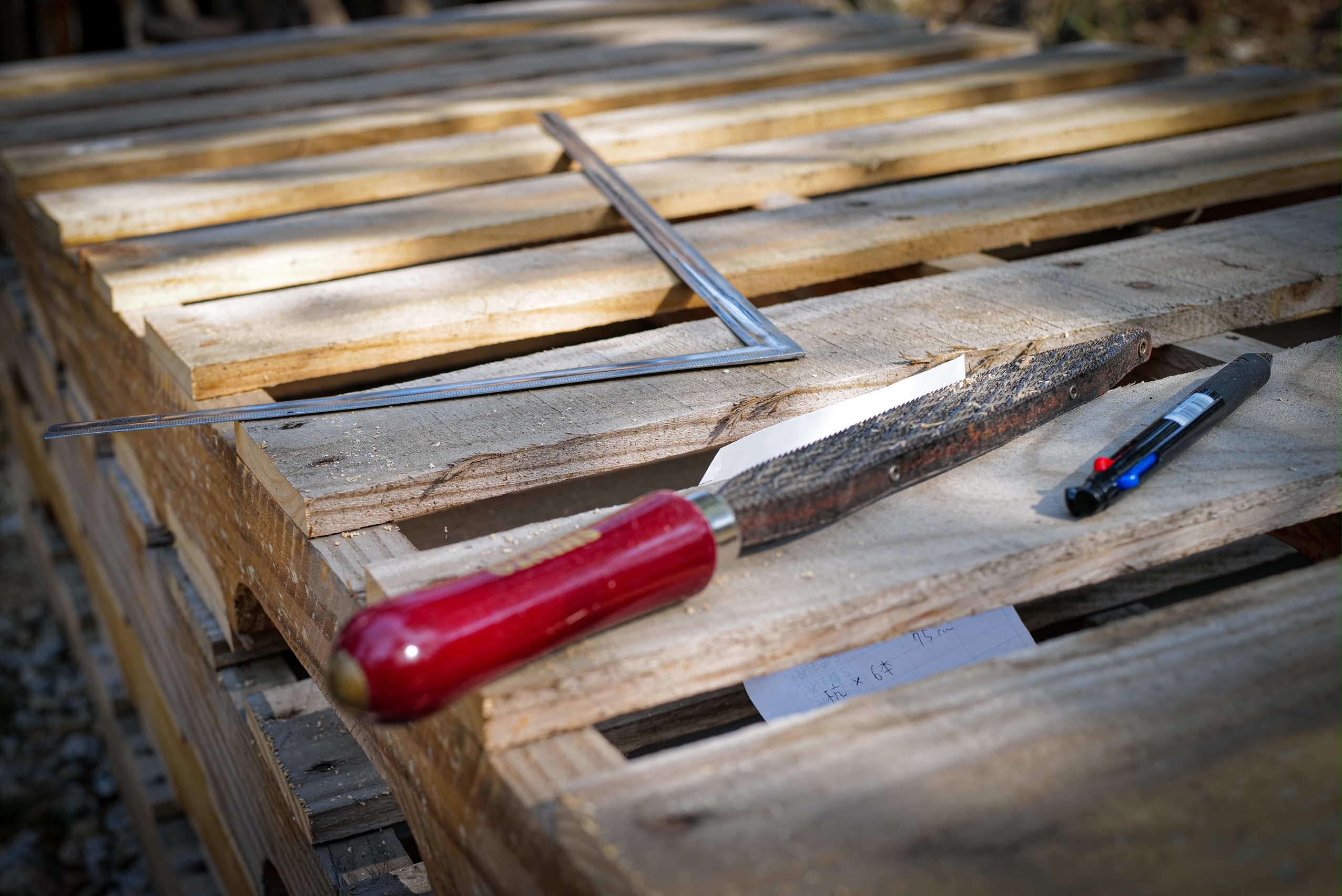 Some places trade in pallets that are no longer in use, so it is a good idea to reuse pallets that are no longer in use.