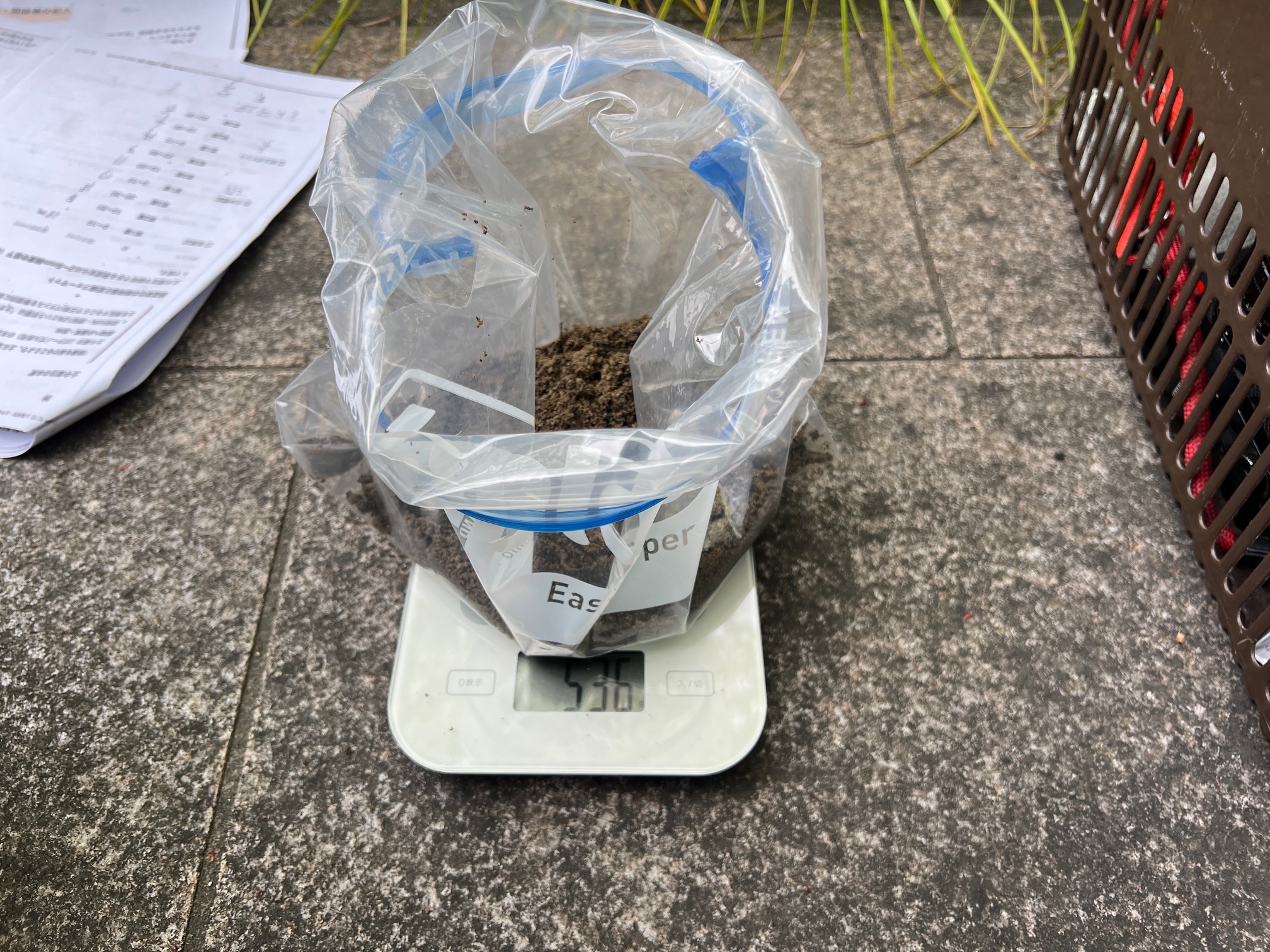  5地点から500gずつ採取。土壌分析（化学性・物理性）と全炭素分析の両方に対応。