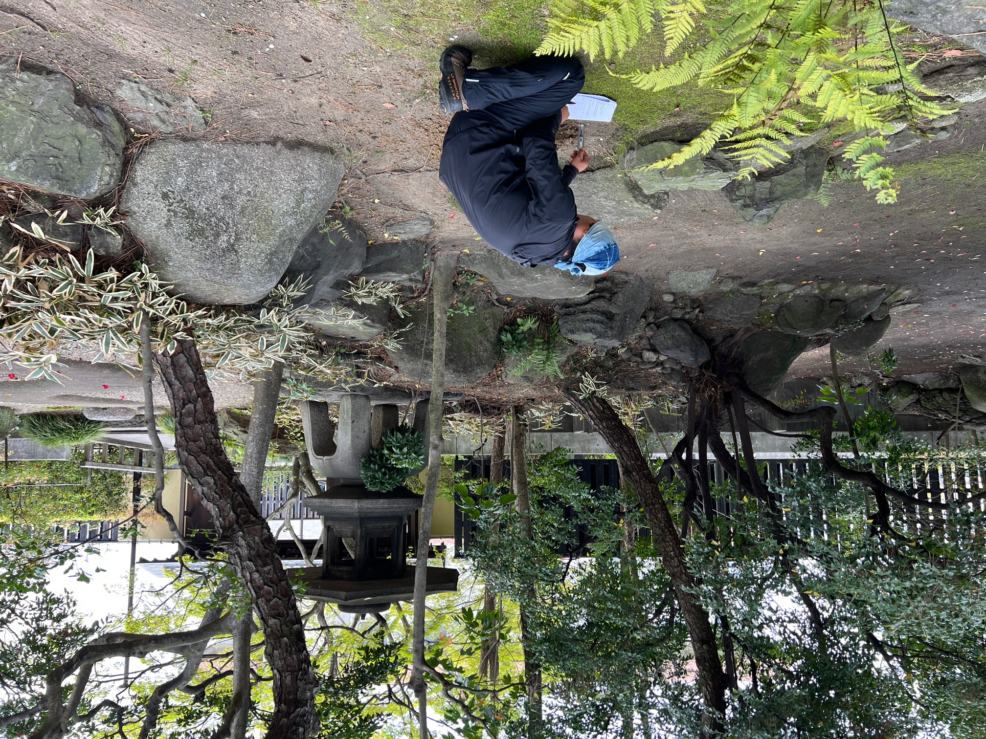 池の中。灌注後に水が残り深層は計測不可。排水性の改善が次のステップ。