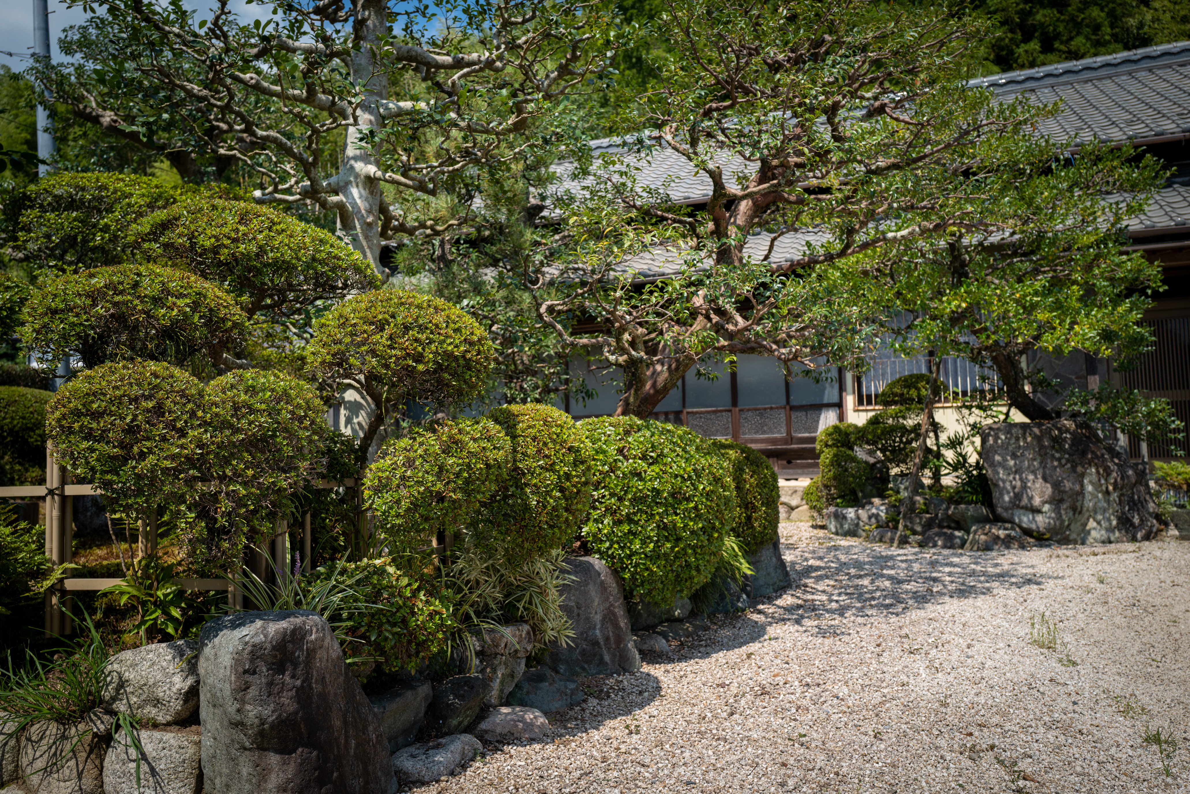 Seasonal care of traditional Japanese garden — Sentei-ya Sora, Mie