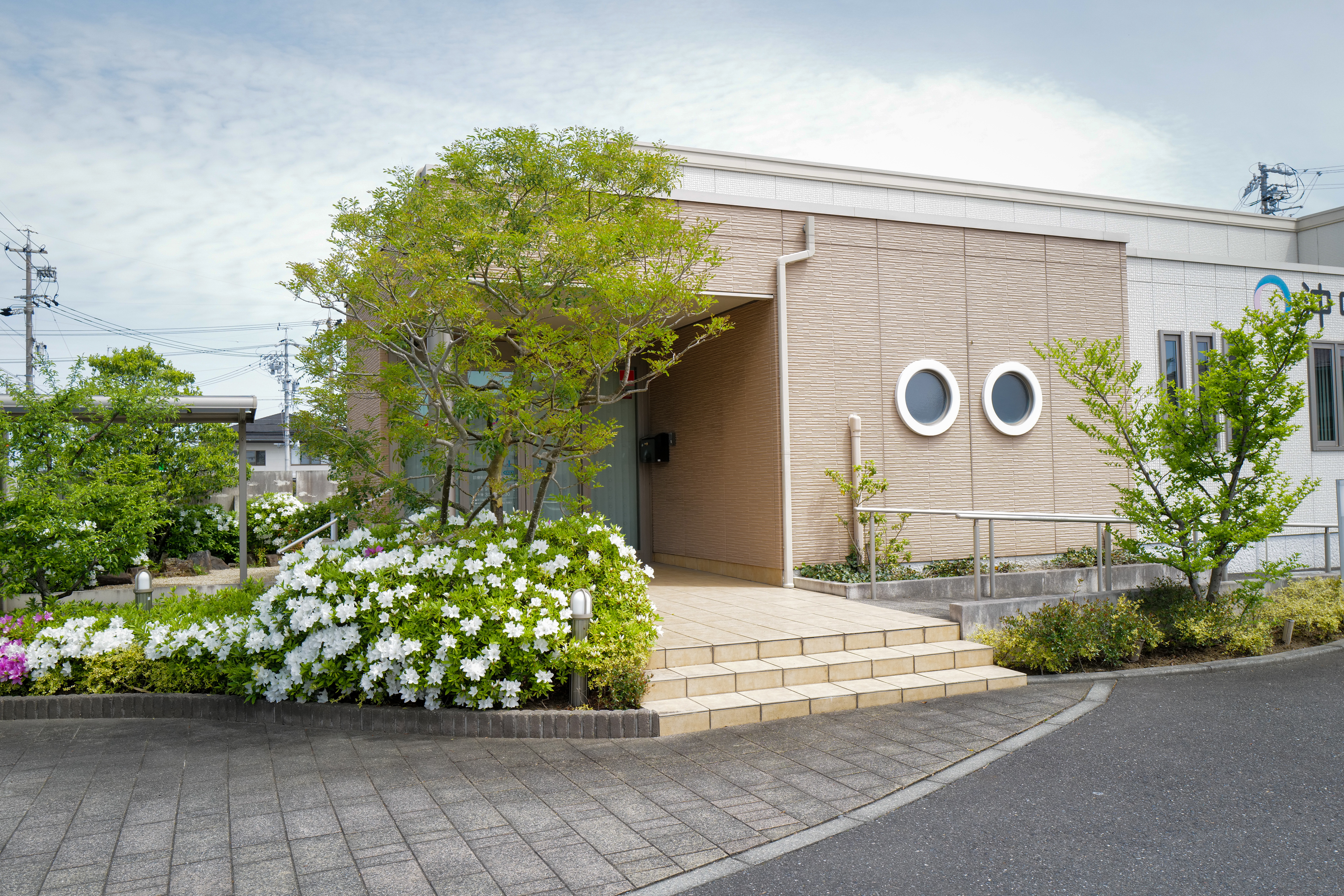 White Azalea at a Mie Prefecture Clinic — On the Relationship Between Greenery and Healing Spaces