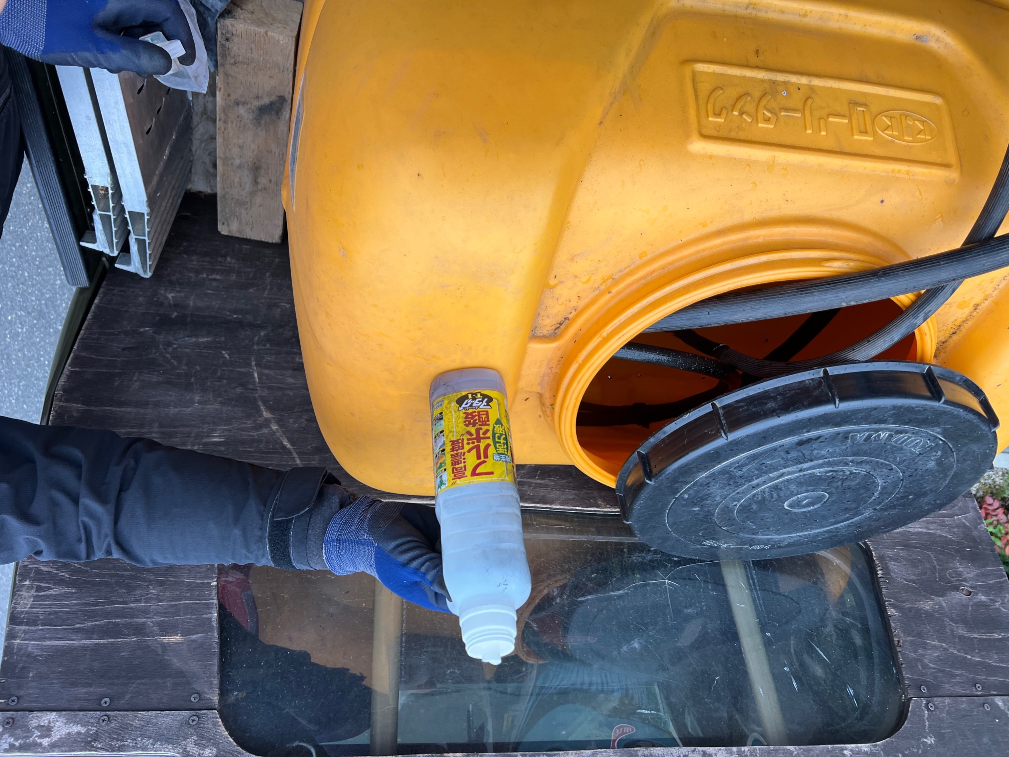 土中灌注は合計600リットル。エントランスのさつき箇所はフルボ酸＋メネデール、他はさらに木炭粉炭を加えて施工。