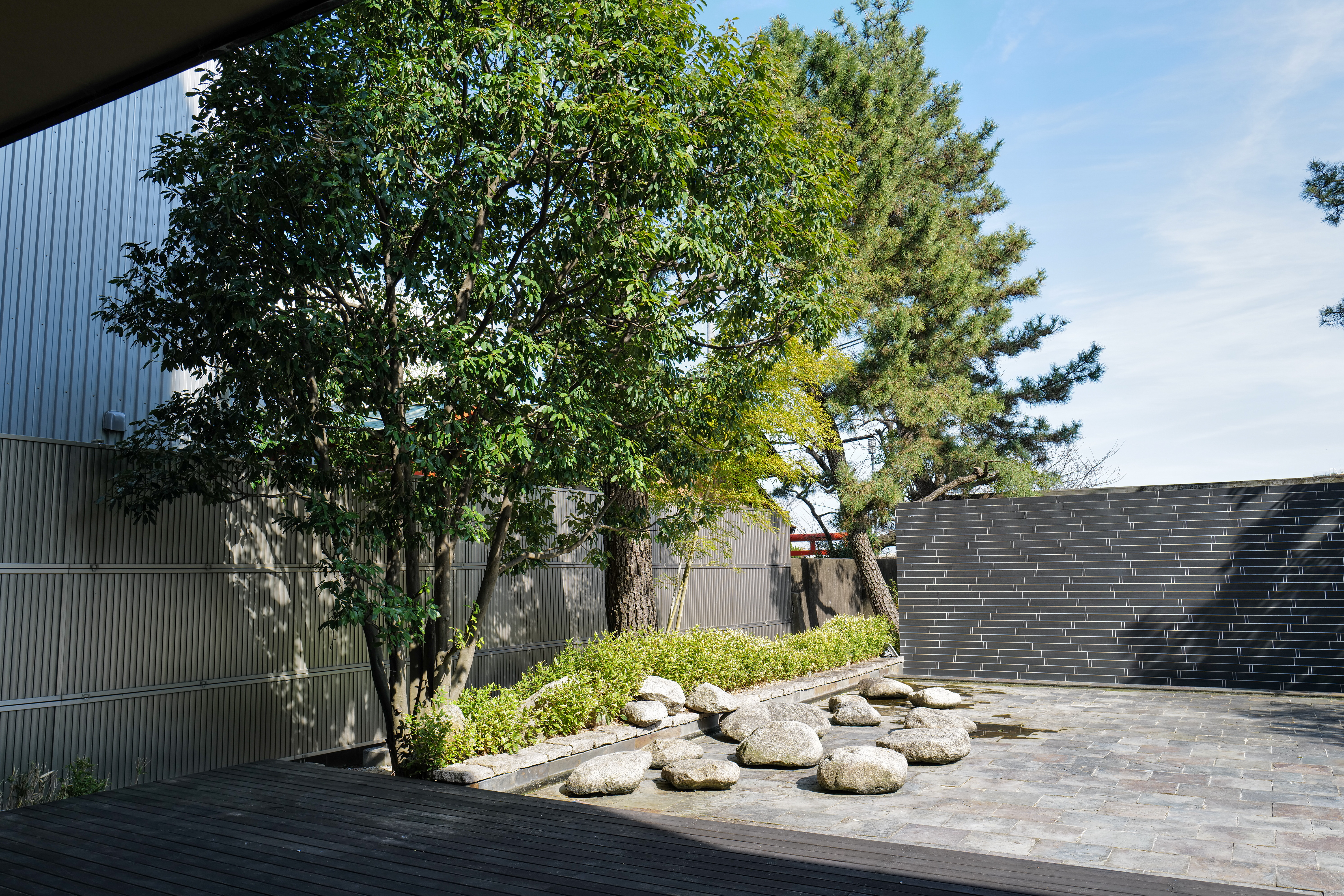 春の手入れ完了後の庭全景