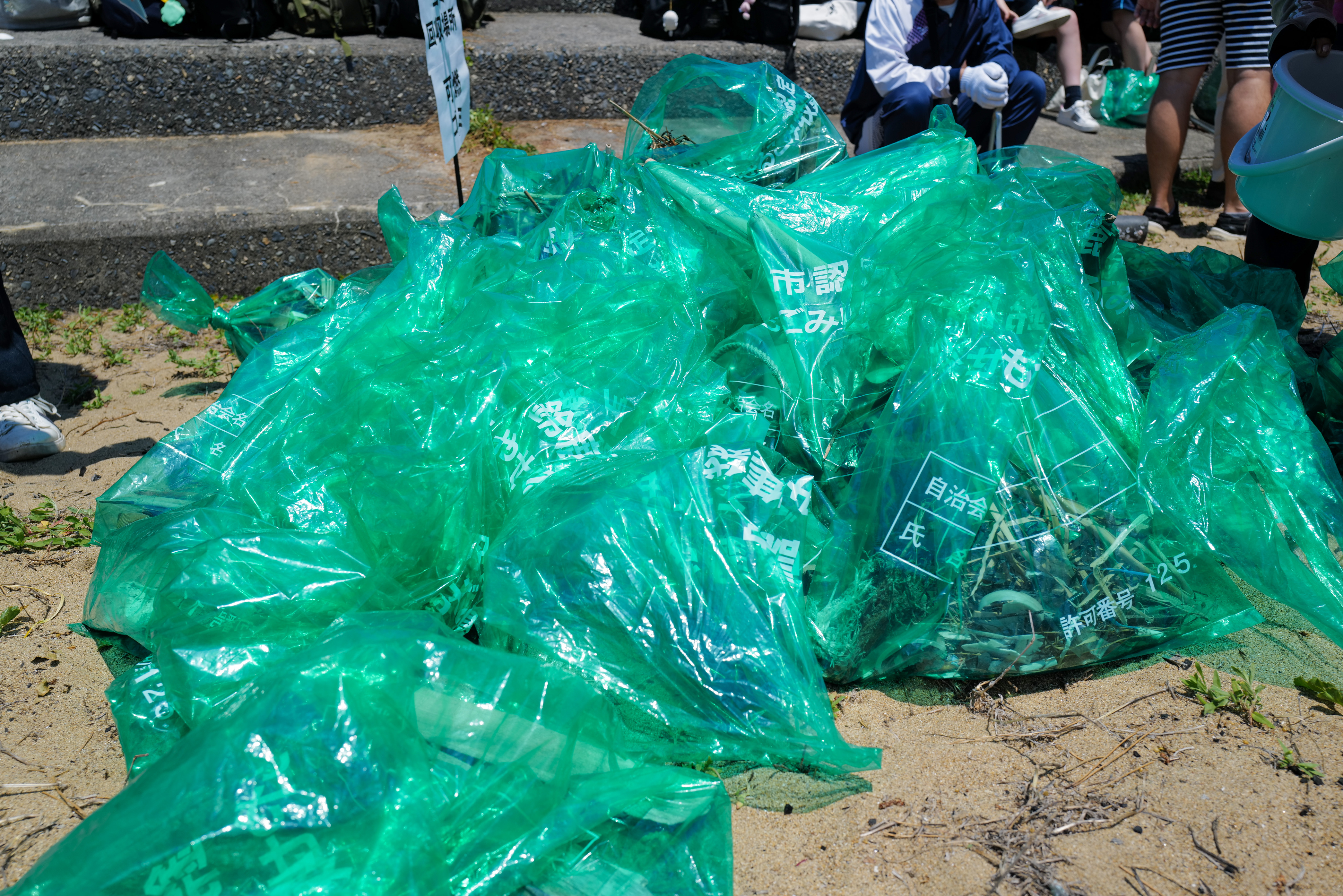 Marine plastics are plastic debris floating in the ocean, and those that have been reduced in size over time are called microplastics.