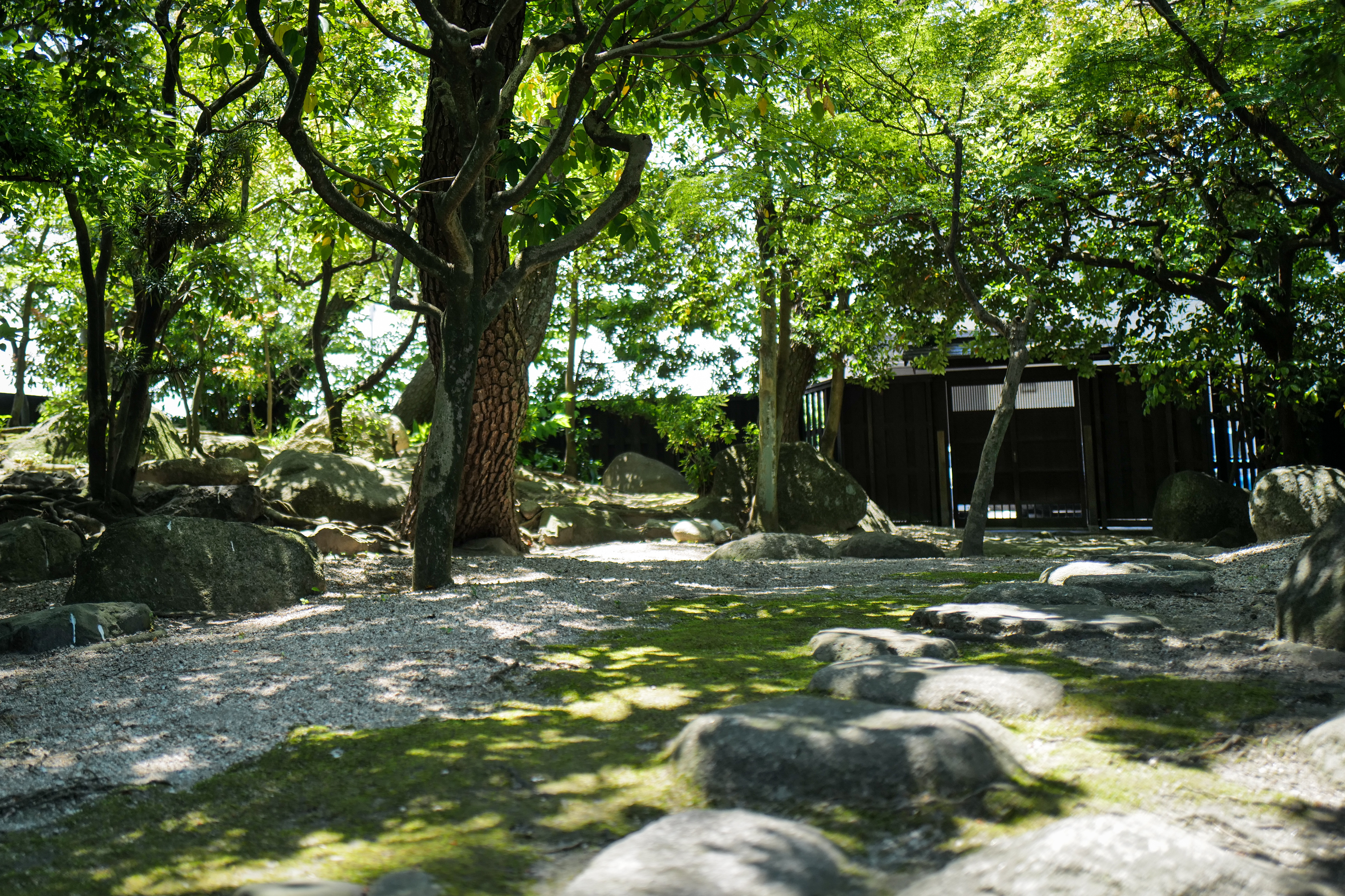 石・苔・白砂利が美しい庭園
